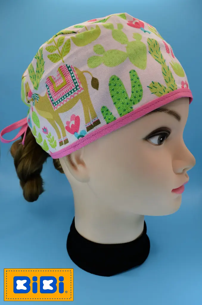Flora y fauna desierto, fondo rosa (Gorro Corto (Medidas: 9.5 cm de altura, 58 cm de circunferencia, con cintas para amarrar))
