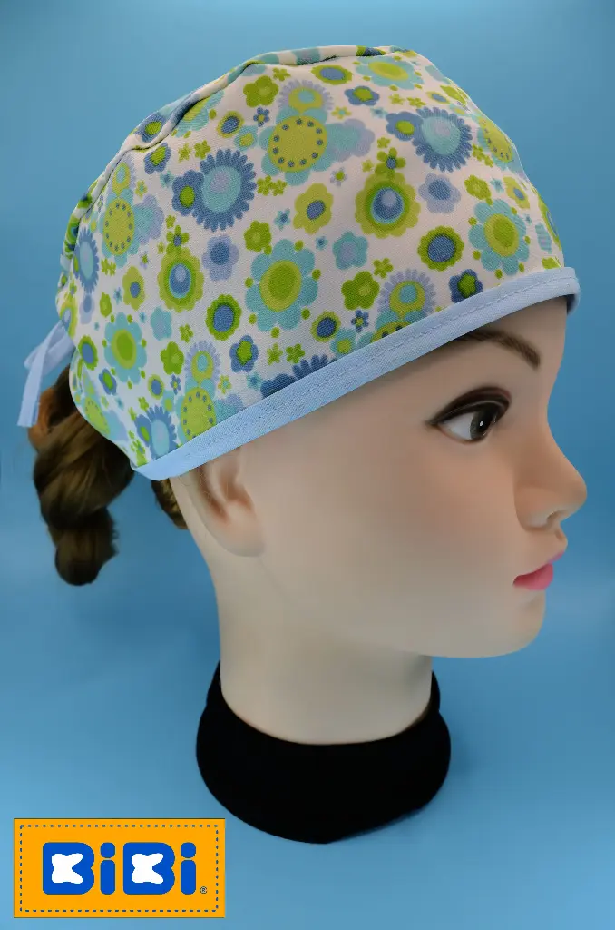 Flores azul y verde, fondo blanco (Gorro Corto (Medidas: 9.5 cm de altura, 58 cm de circunferencia, con cintas para amarrar))