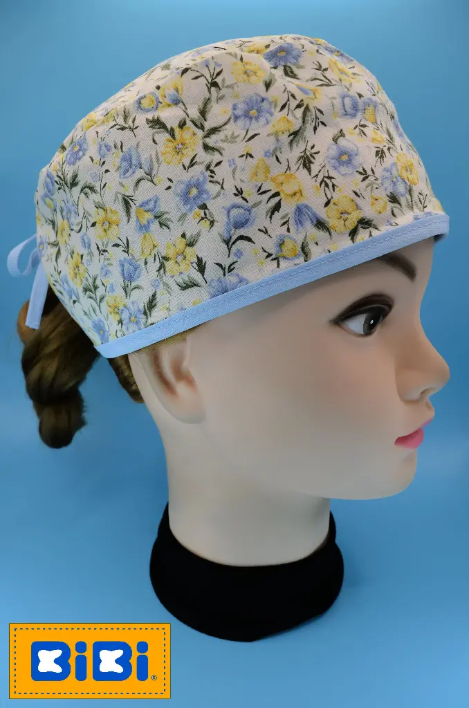 Flores azules y amarillas, fondo blanco (Gorro Corto (Medidas: 9.5 cm de altura, 58 cm de circunferencia, con cintas para amarrar))