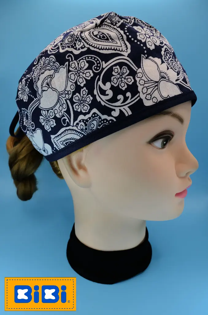 Flores blancas, fondo azul marino (Gorro Corto (Medidas: 9.5 cm de altura, 58 cm de circunferencia, con cintas para amarrar))
