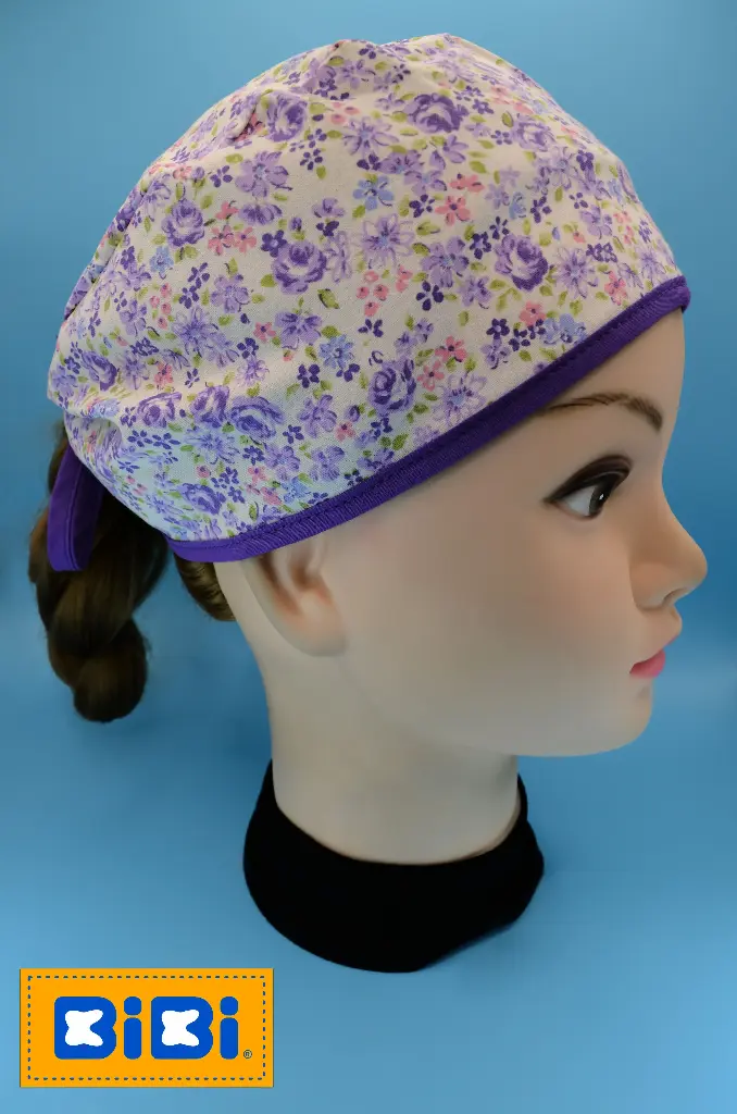 Flores moradas, fondo blanco (Gorro Corto (Medidas: 9.5 cm de altura, 58 cm de circunferencia, con cintas para amarrar))