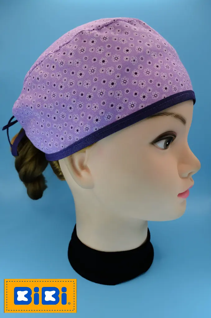 Flores moradas, fondo lila (Gorro Corto (Medidas: 9.5 cm de altura, 58 cm de circunferencia, con cintas para amarrar))
