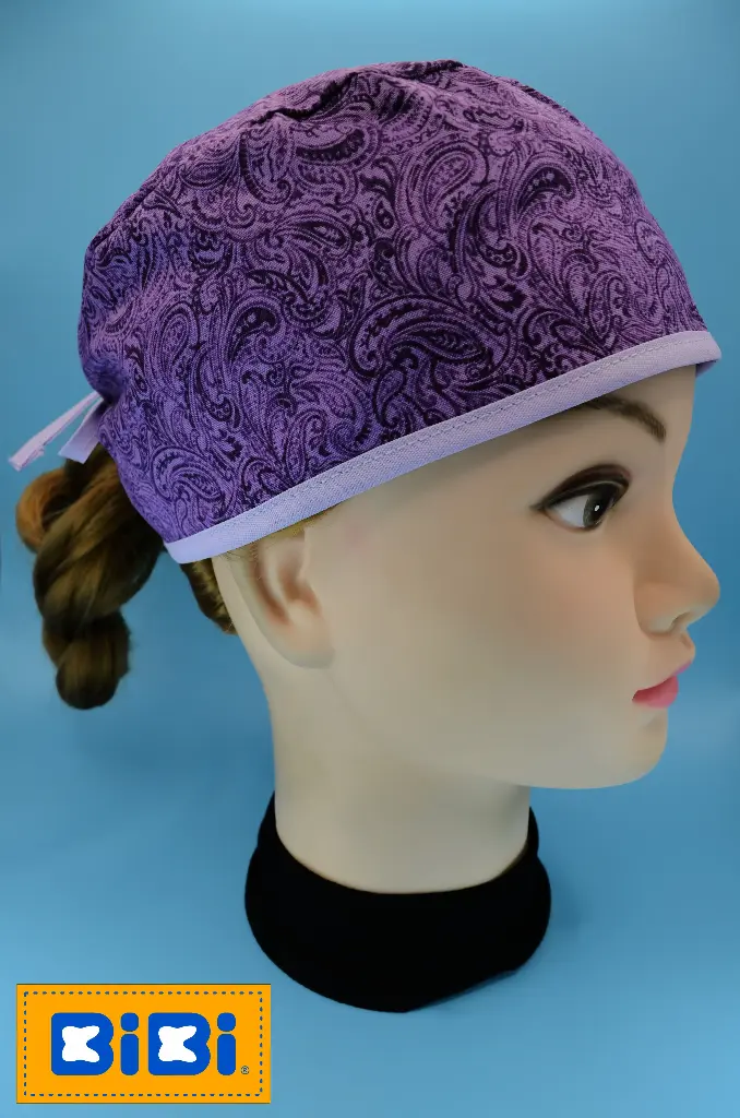 Flores moradas (Gorro Corto (Medidas: 9.5 cm de altura, 58 cm de circunferencia, con cintas para amarrar))
