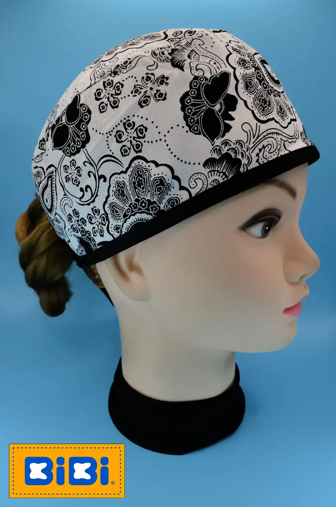 Flores negras, fondo blanco (Gorro Corto (Medidas: 9.5 cm de altura, 58 cm de circunferencia, con cintas para amarrar))