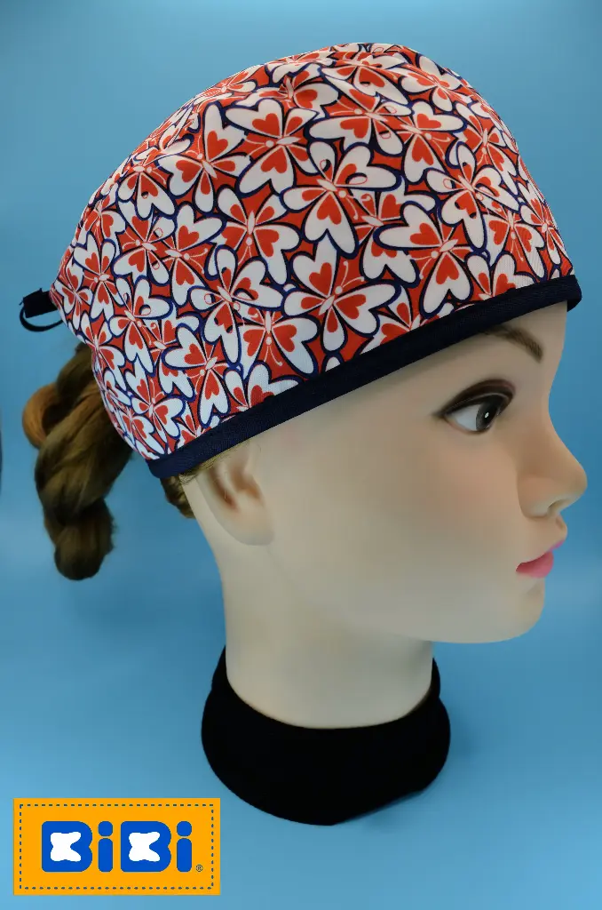 Flores rojas mariposa (Gorro Corto (Medidas: 9.5 cm de altura, 58 cm de circunferencia, con cintas para amarrar))