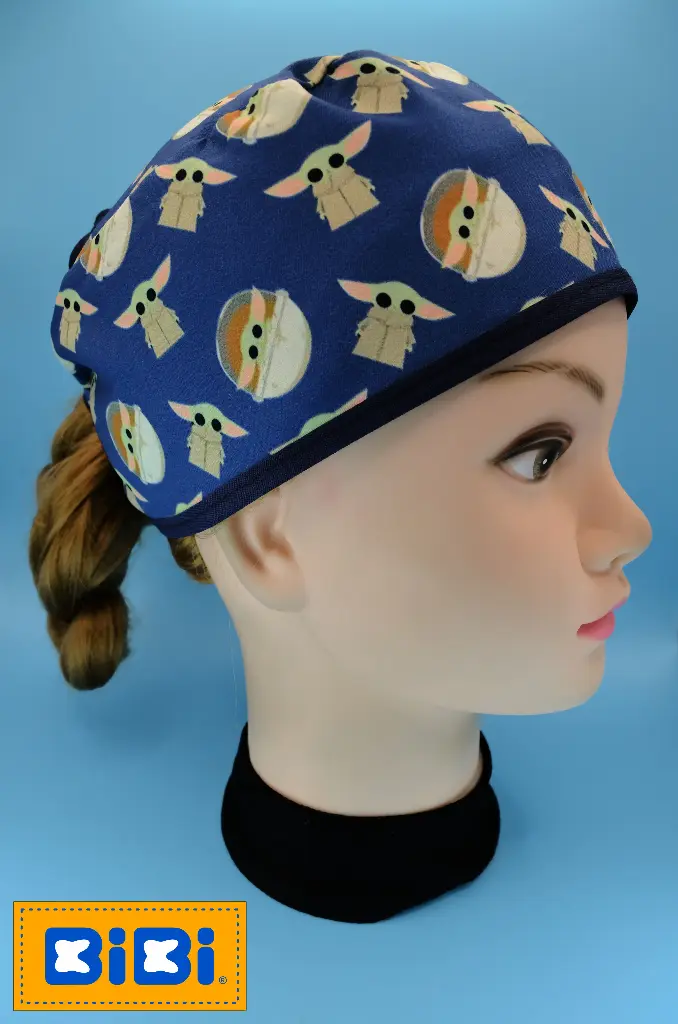 Baby Yoda,fondo azul (Gorro Corto (Medidas: 9.5 cm de altura, 58 cm de circunferencia, con cintas para amarrar))