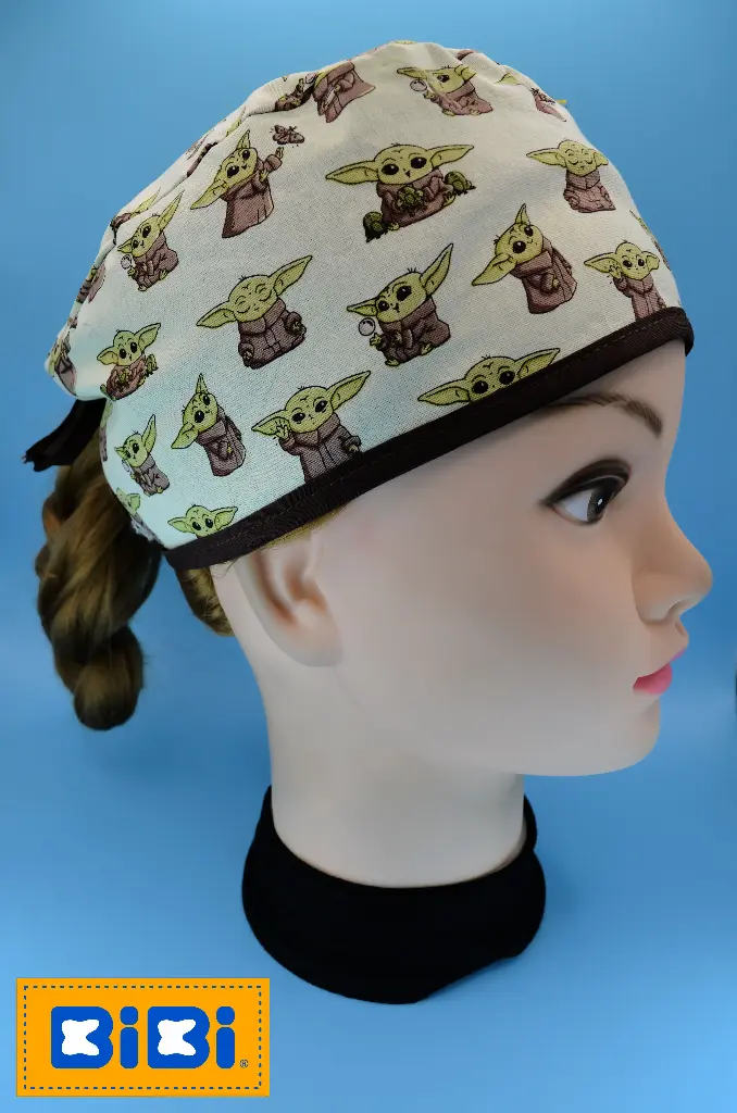 Baby Yoda,fondo menta (Gorro Corto (Medidas: 9.5 cm de altura, 58 cm de circunferencia, con cintas para amarrar))