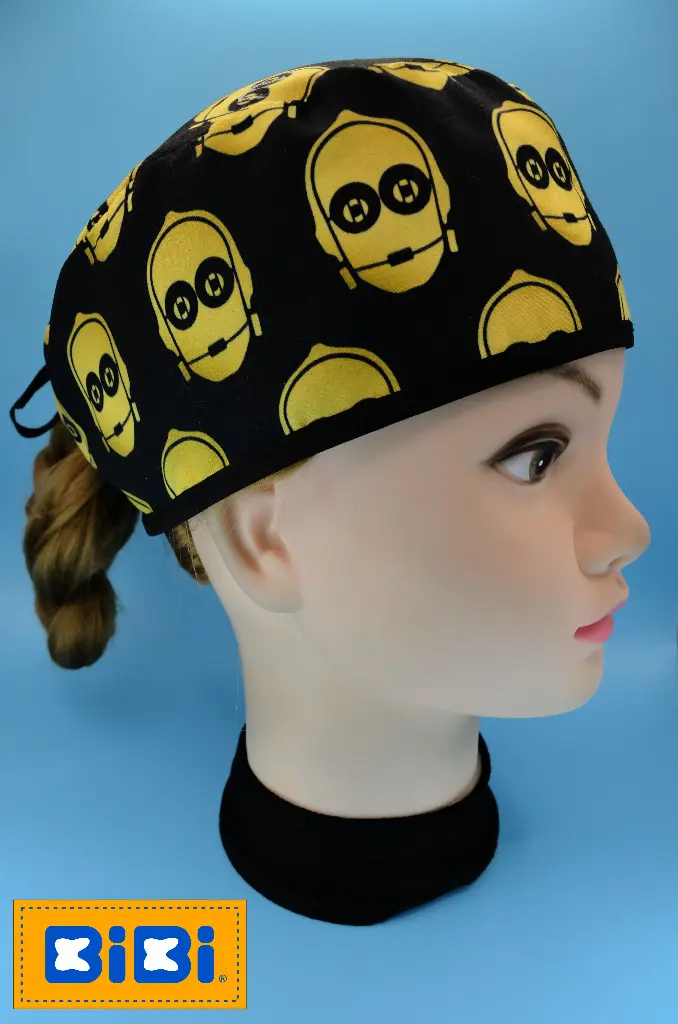 C3PO dorado, fondo negro (Gorro Corto (Medidas: 9.5 cm de altura, 58 cm de circunferencia, con cintas para amarrar))
