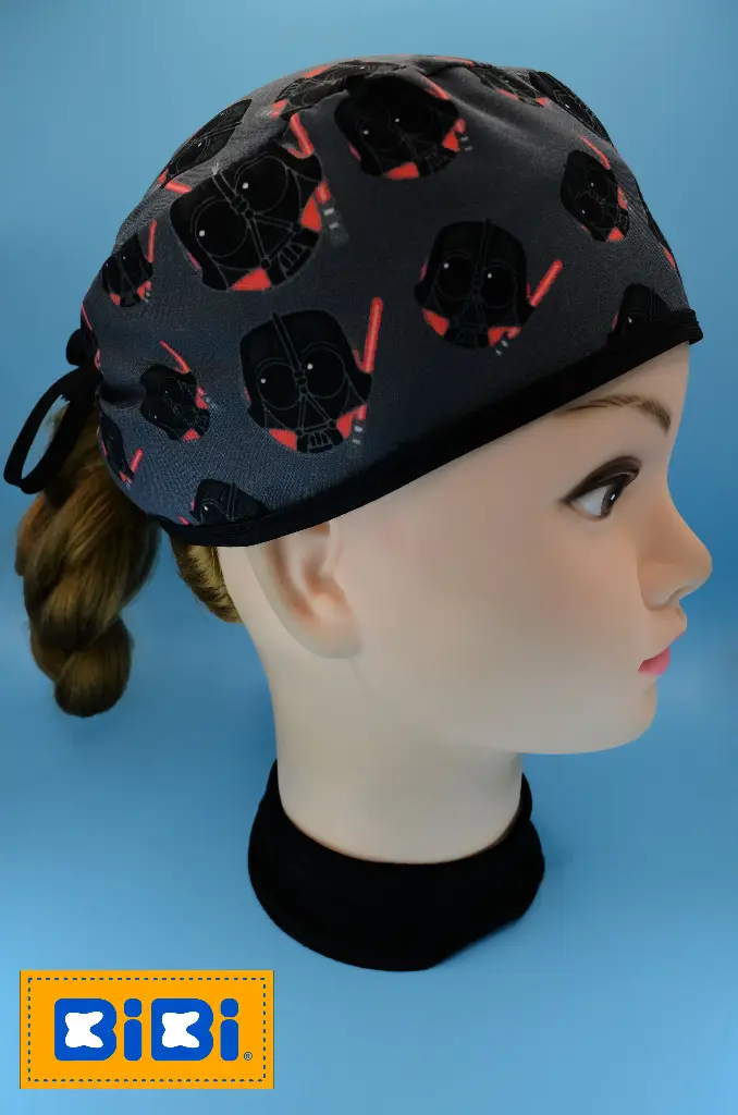 Darth Vader kawaii, fondo verde (Gorro Corto (Medidas: 9.5 cm de altura, 58 cm de circunferencia, con cintas para amarrar))