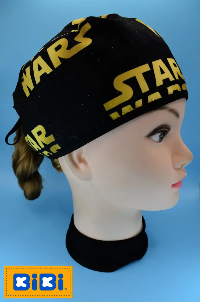 Logo Star Wars dorado (Gorro Corto (Medidas: 9.5 cm de altura, 58 cm de circunferencia, con cintas para amarrar))