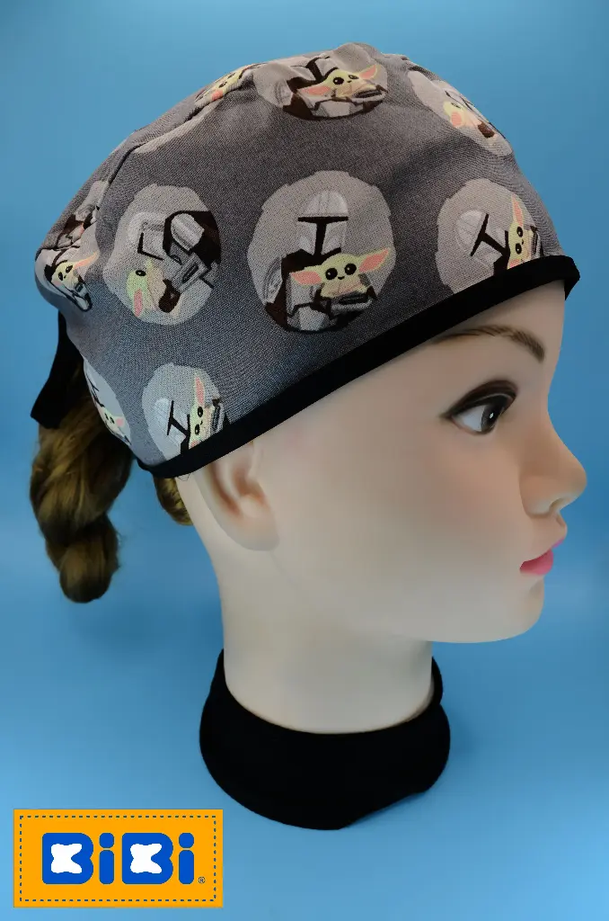 Mandalorian y Baby Yoda círculo, fondo gris oscuro (Gorro Corto (Medidas: 9.5 cm de altura, 58 cm de circunferencia, con cintas para amarrar))