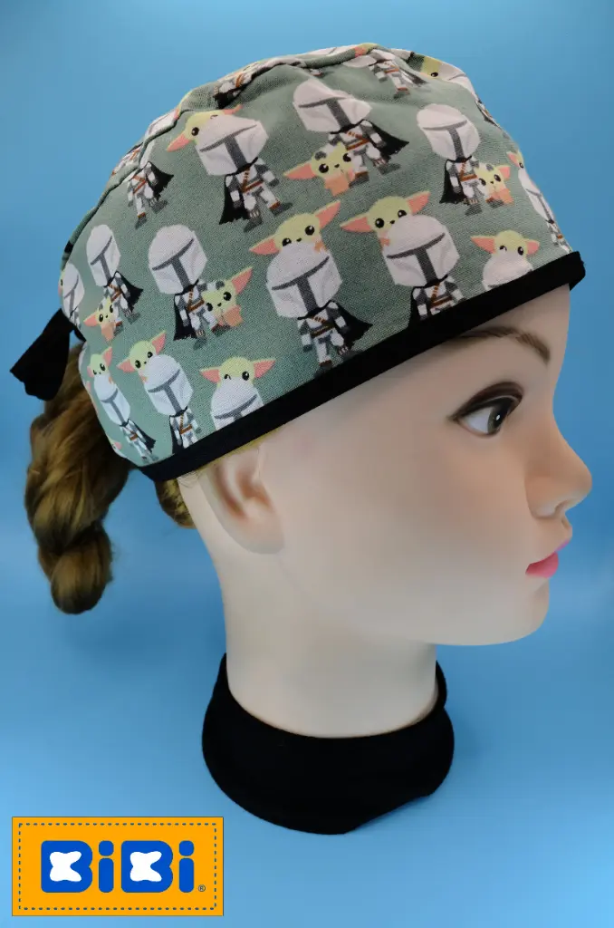 Mandalorian y Baby Yoda, fondo verde (Gorro Corto (Medidas: 9.5 cm de altura, 58 cm de circunferencia, con cintas para amarrar))