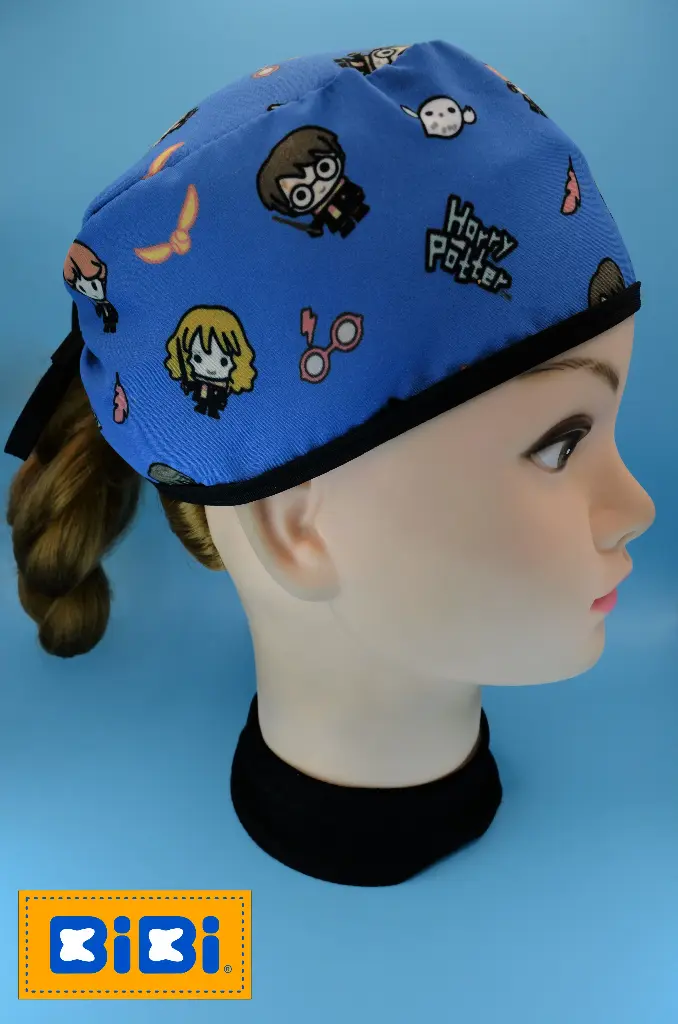 Harry Potter figuras kawaii, fondo azul (Gorro Corto (Medidas: 9.5 cm de altura, 58 cm de circunferencia, con cintas para amarrar))