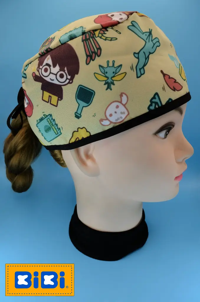 Harry Potter figuras kawaii, fondo verde (Gorro Corto (Medidas: 9.5 cm de altura, 58 cm de circunferencia, con cintas para amarrar))