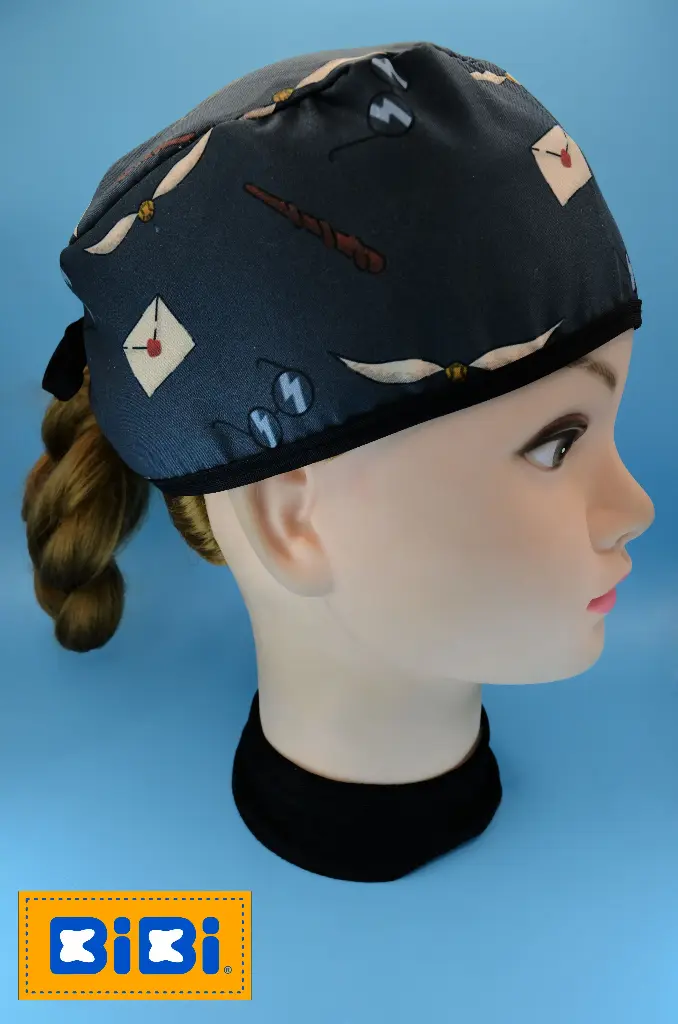 Snitch y logos, fondo gris oscuro (Gorro Corto (Medidas: 9.5 cm de altura, 58 cm de circunferencia, con cintas para amarrar))