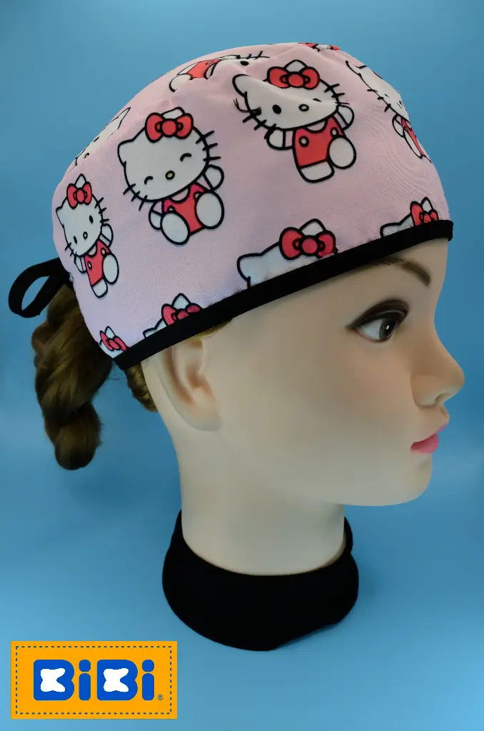 Hello Kitty, fondo rosa (Gorro Corto (Medidas: 9.5 cm de altura, 58 cm de circunferencia, con cintas para amarrar))