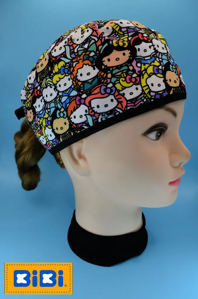 Hello Kitty princesas (Gorro Corto (Medidas: 9.5 cm de altura, 58 cm de circunferencia, con cintas para amarrar))