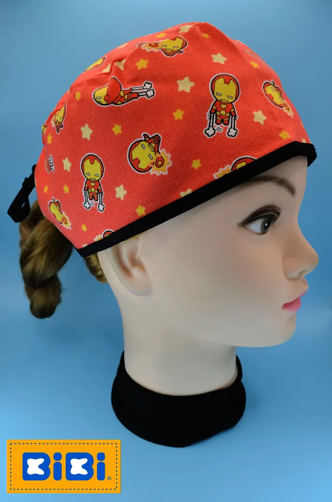 Iron Man kawaii (Gorro Corto (Medidas: 9.5 cm de altura, 58 cm de circunferencia, con cintas para amarrar))