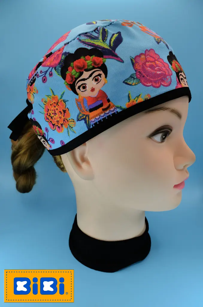 Frida, fondo azul (Gorro Corto (Medidas: 9.5 cm de altura, 58 cm de circunferencia, con cintas para amarrar))
