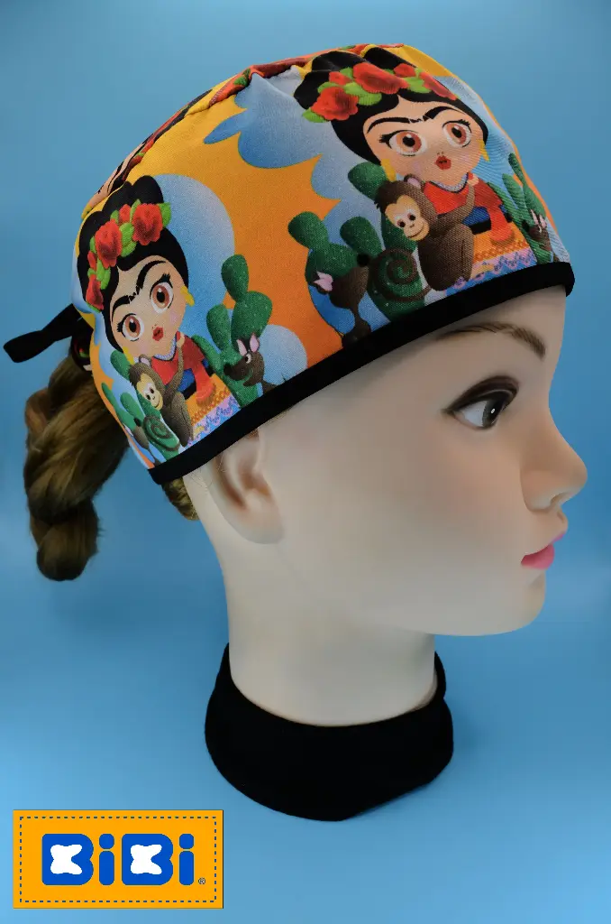 Frida, fondo naranja (Gorro Corto (Medidas: 9.5 cm de altura, 58 cm de circunferencia, con cintas para amarrar))