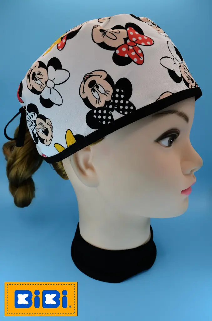 Caras Minnie, fondo blanco (Gorro Corto (Medidas: 9.5 cm de altura, 58 cm de circunferencia, con cintas para amarrar))