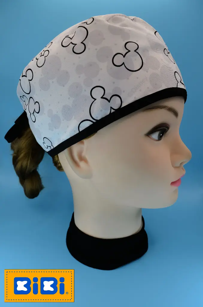 Mickey Mouse siluetas (Gorro Corto (Medidas: 9.5 cm de altura, 58 cm de circunferencia, con cintas para amarrar))