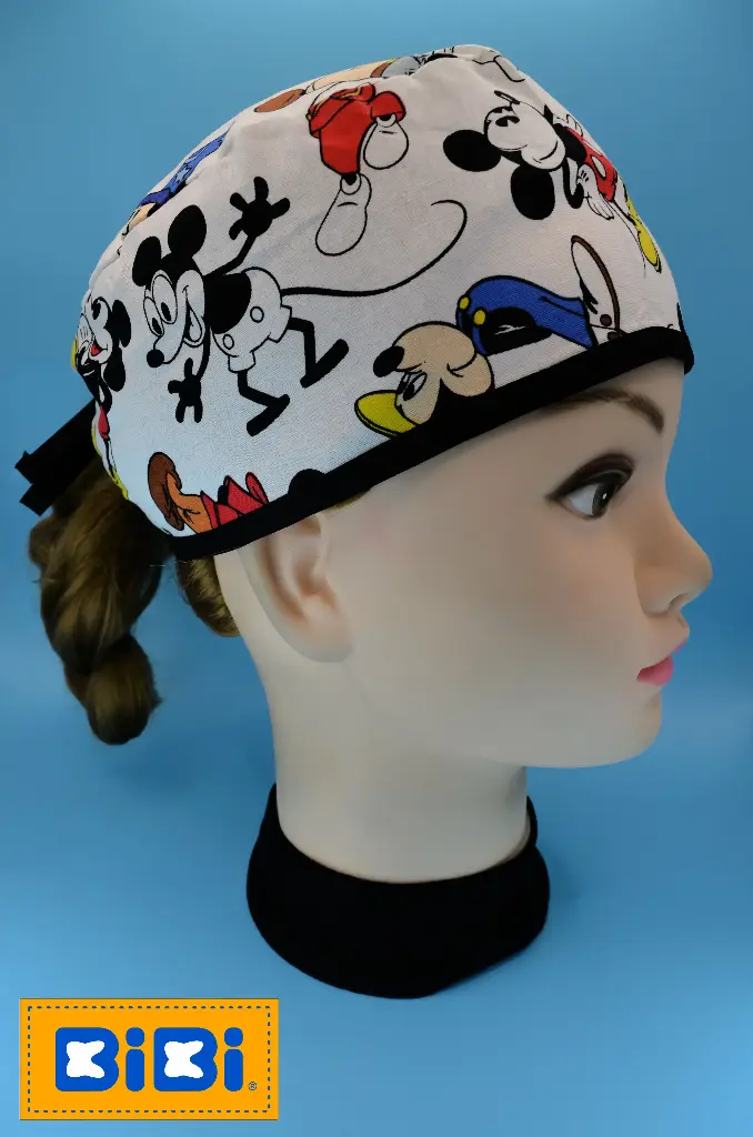 Mickey Mouse generaciones (Gorro Corto (Medidas: 9.5 cm de altura, 58 cm de circunferencia, con cintas para amarrar))