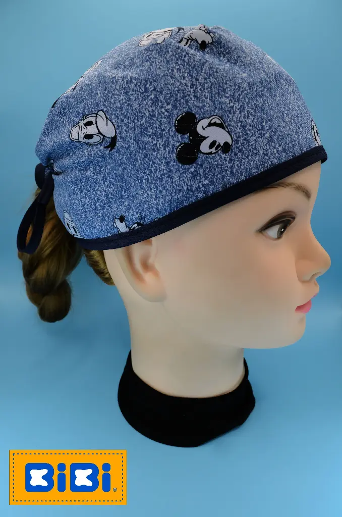 Mickey & friends, fondo azul (Gorro Corto (Medidas: 9.5 cm de altura, 58 cm de circunferencia, con cintas para amarrar))