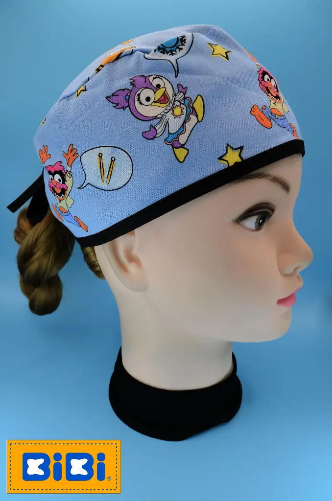 Muppets kawaii, fondo azul (Gorro Corto (Medidas: 9.5 cm de altura, 58 cm de circunferencia, con cintas para amarrar))