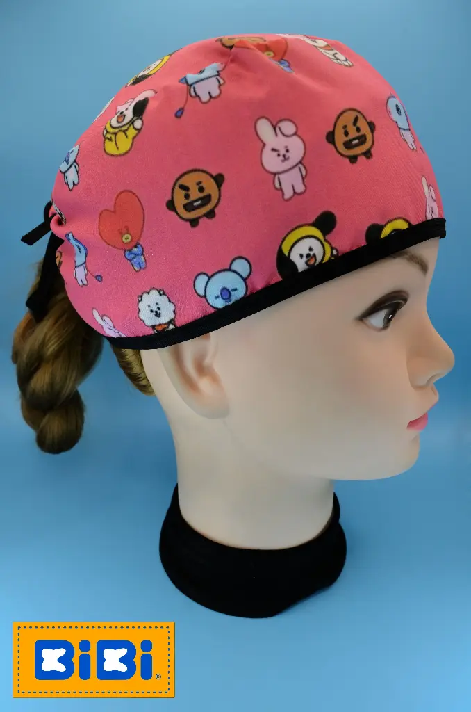BTS, fondo rosa (Gorro Corto (Medidas: 9.5 cm de altura, 58 cm de circunferencia, con cintas para amarrar))