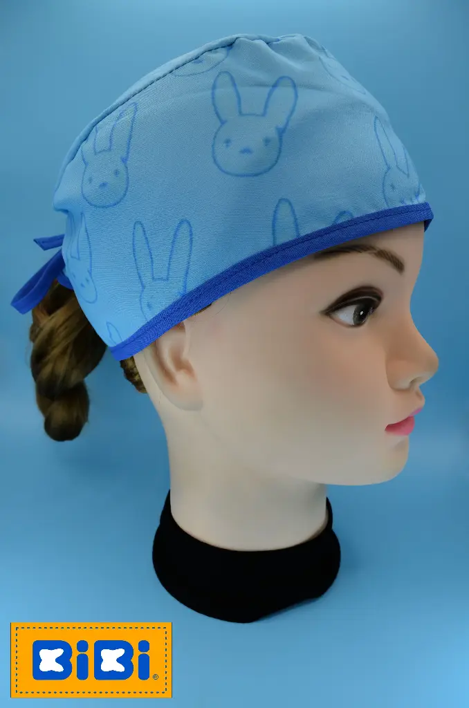 Conejo siluetas, fondo azul (Gorro Corto (Medidas: 9.5 cm de altura, 58 cm de circunferencia, con cintas para amarrar))