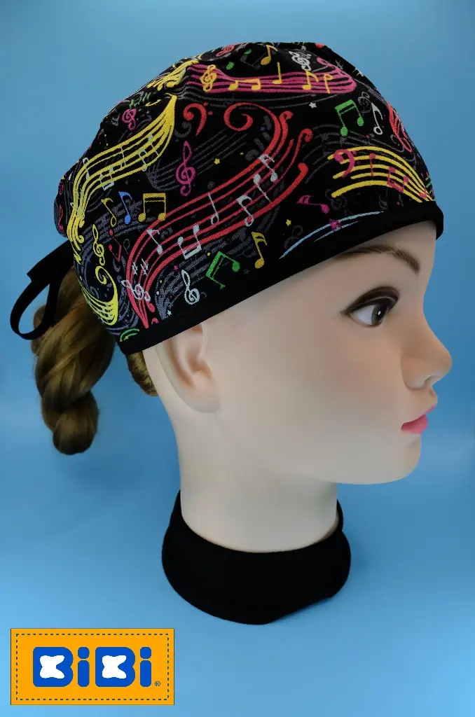 Notas musicales de colores, fondo negro (Gorro Corto (Medidas: 9.5 cm de altura, 58 cm de circunferencia, con cintas para amarrar))