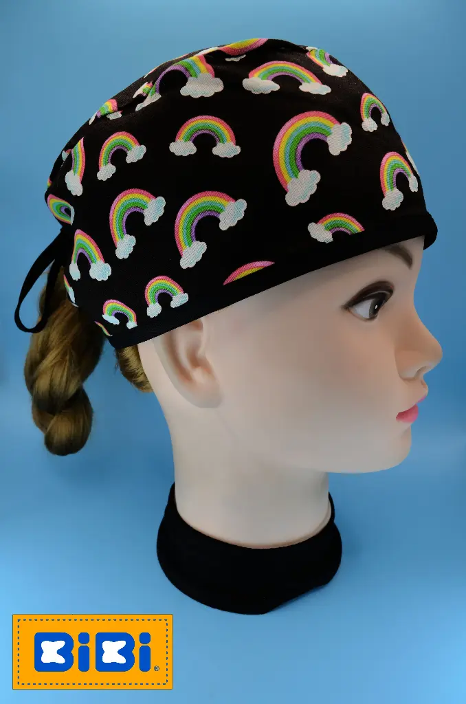 Arcoiris con nubes, fondo negro (Gorro Corto (Medidas: 9.5 cm de altura, 58 cm de circunferencia, con cintas para amarrar))