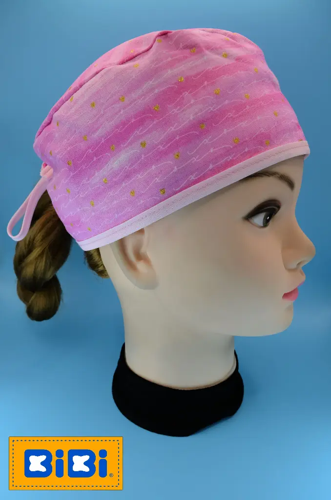 Caligrafía con corazones en glitter. (Gorro Corto (Medidas: 9.5 cm de altura, 58 cm de circunferencia, con cintas para amarrar))