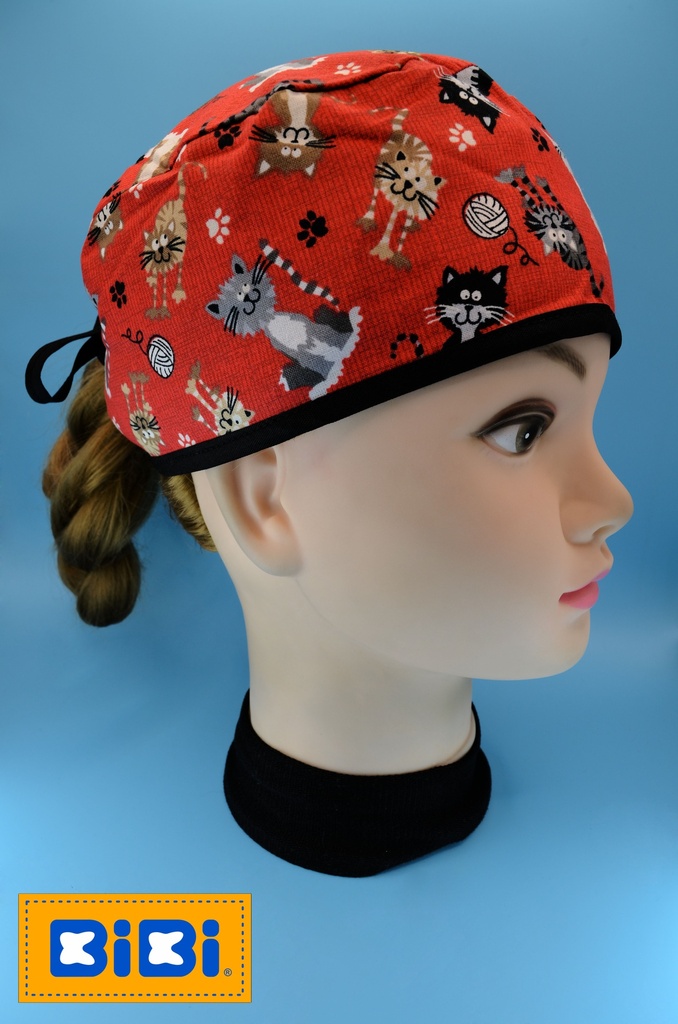 Gatos de Estambres Fondo Rojo (Gorro Corto (Medidas: 9.5 cm de altura, 58 cm de circunferencia, con cintas para amarrar))