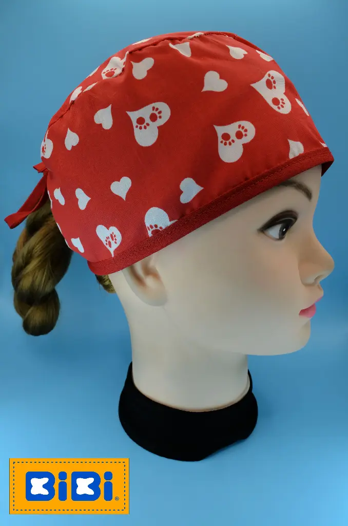 Corazones con huellitas, fondo rojo (Gorro Corto (Medidas: 9.5 cm de altura, 58 cm de circunferencia, con cintas para amarrar))