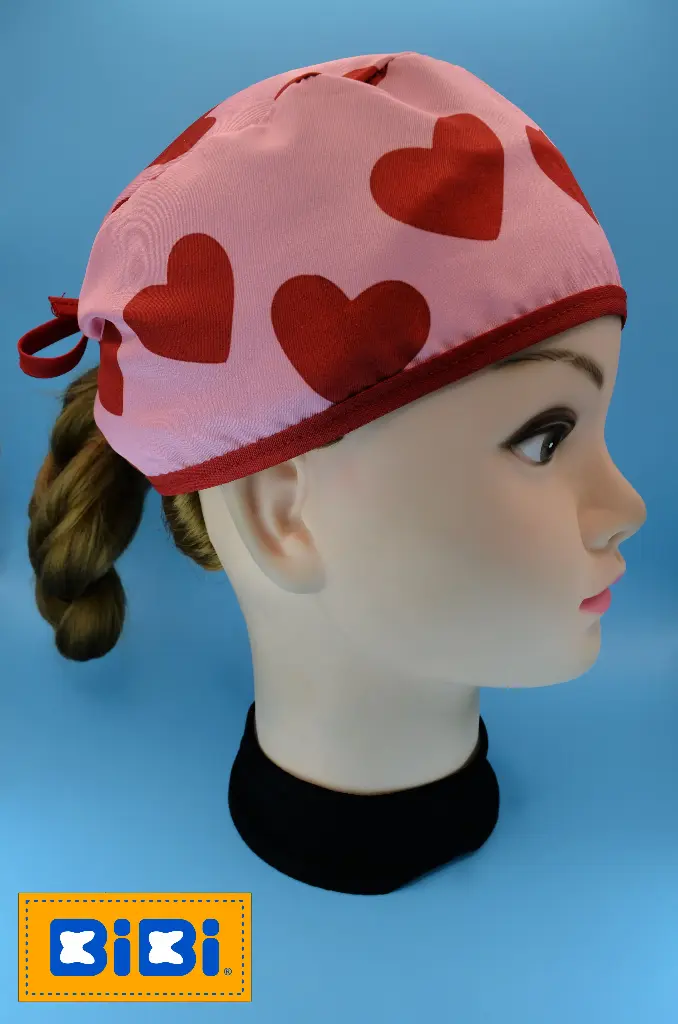 Corazones rojos, fondo rosa (Gorro Corto (Medidas: 9.5 cm de altura, 58 cm de circunferencia, con cintas para amarrar))