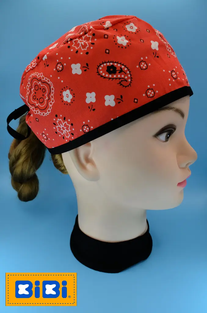 Bandana fondo rojo (Gorro Corto (Medidas: 9.5 cm de altura, 58 cm de circunferencia, con cintas para amarrar))