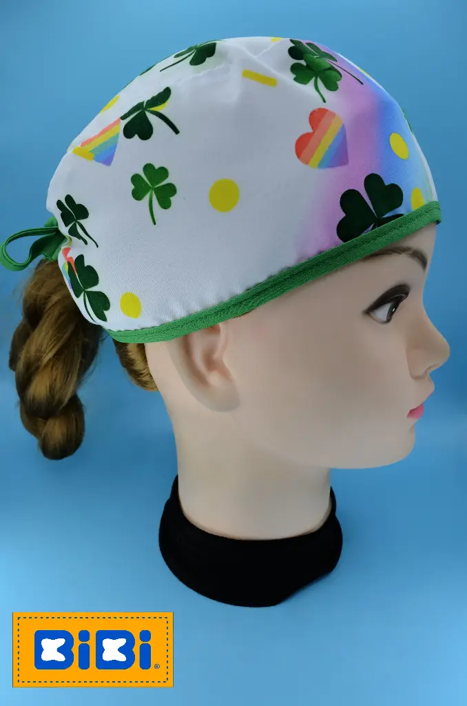 Tréboles y arcoíris (Gorro Corto (Medidas: 9.5 cm de altura, 58 cm de circunferencia, con cintas para amarrar))