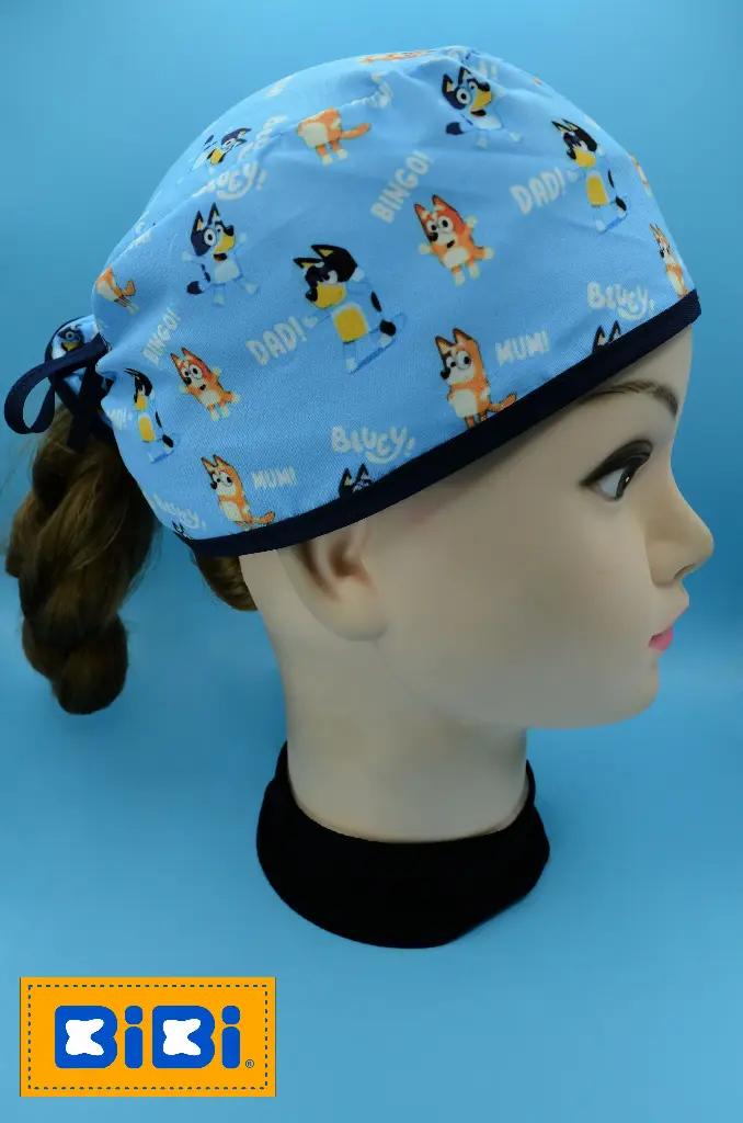 Bluey (Gorro Corto (Medidas: 9.5 cm de altura, 58 cm de circunferencia, con cintas para amarrar))