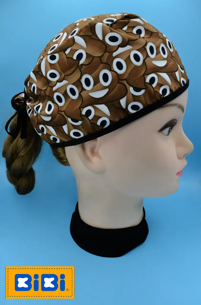 Emoji poop (Gorro Corto (Medidas: 9.5 cm de altura, 58 cm de circunferencia, con cintas para amarrar))