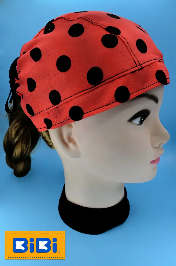 Ladybug (Gorro Corto (Medidas: 9.5 cm de altura, 58 cm de circunferencia, con cintas para amarrar))