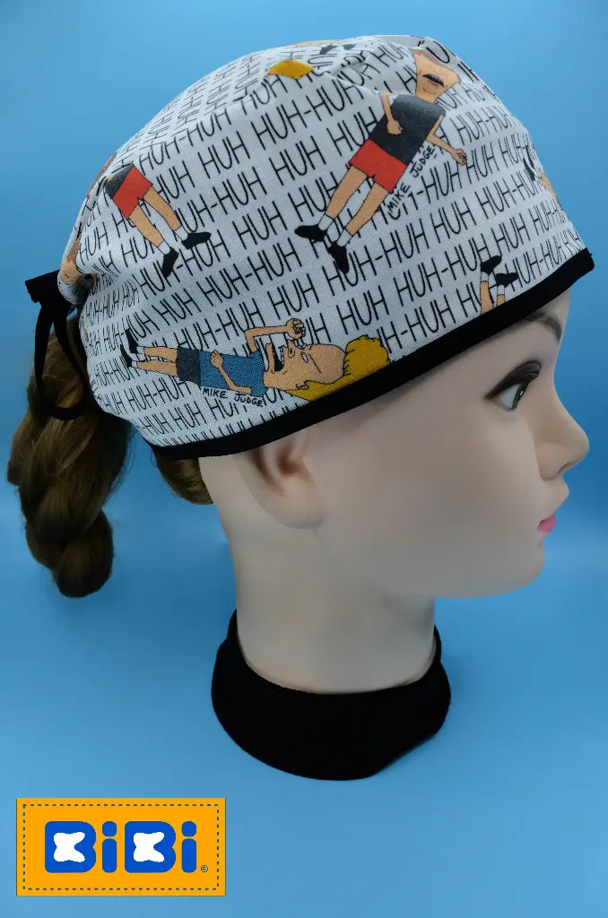 Mike Judge, fondo blanco (Gorro Corto (Medidas: 9.5 cm de altura, 58 cm de circunferencia, con cintas para amarrar))