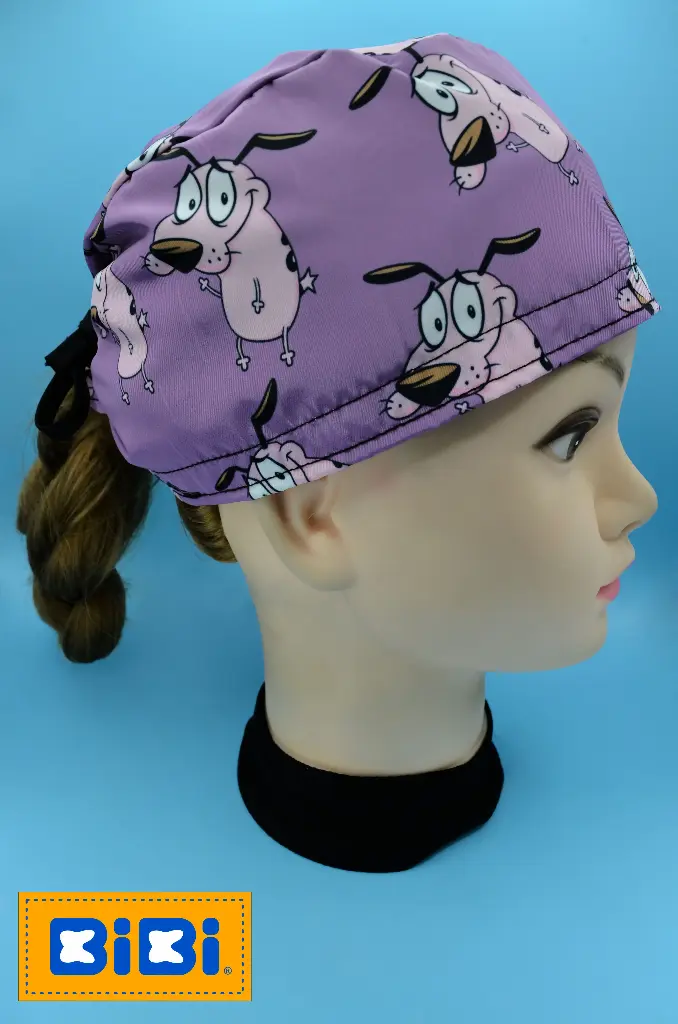 Perro Coraje, fondo morado (Gorro Corto (Medidas: 9.5 cm de altura, 58 cm de circunferencia, con cintas para amarrar))