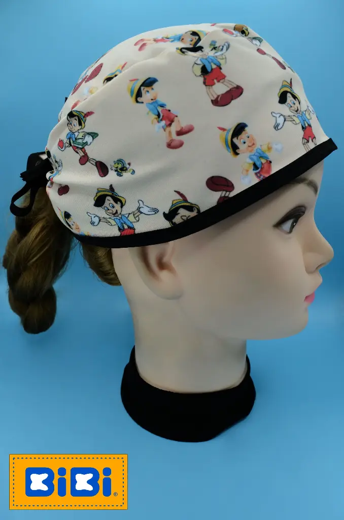 Pinocho, fondo beige (Gorro Corto (Medidas: 9.5 cm de altura, 58 cm de circunferencia, con cintas para amarrar))