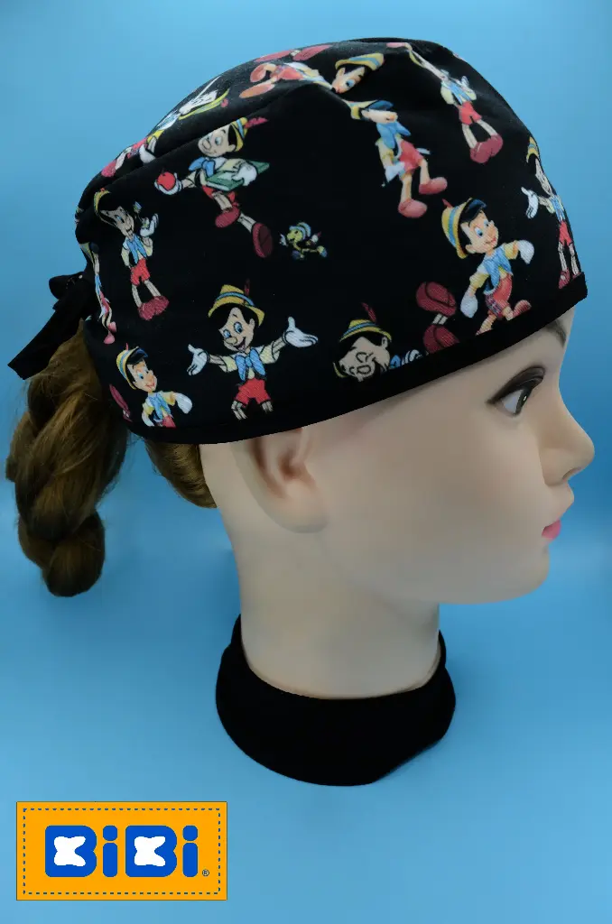 Pinocho, fondo negro (Gorro Corto (Medidas: 9.5 cm de altura, 58 cm de circunferencia, con cintas para amarrar))
