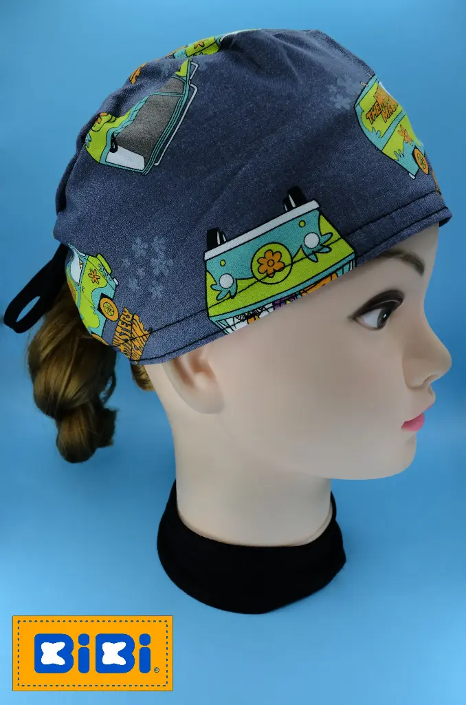 Scooby Doo, fondo gris (Gorro Corto (Medidas: 9.5 cm de altura, 58 cm de circunferencia, con cintas para amarrar))