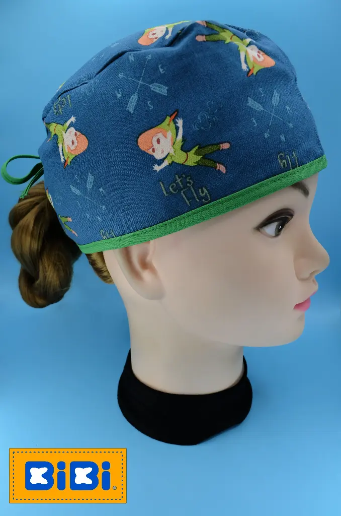 Peter Pan kawai, fondo azul (Gorro Corto (Medidas: 9.5 cm de altura, 58 cm de circunferencia, con cintas para amarrar))