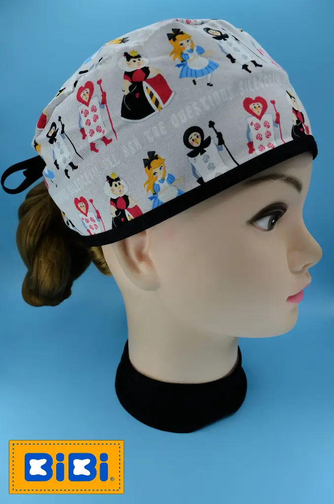 Alicia & naipes (Gorro Corto (Medidas: 9.5 cm de altura, 58 cm de circunferencia, con cintas para amarrar))