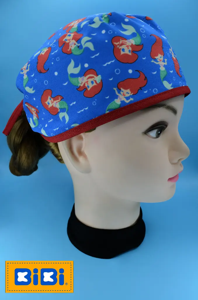 Ariel, fondo azul (Gorro Corto (Medidas: 9.5 cm de altura, 58 cm de circunferencia, con cintas para amarrar))